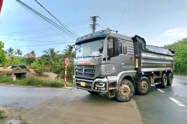 Xe tải lớn chạy ầm ầm vào đường cấm ở Quảng Ngãi