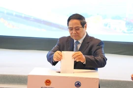 Thủ tướng và đại biểu dự diễn đàn logistics Việt Nam quyên góp ủng hộ đồng bào lũ lụt
