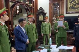 Cơ quan Cảnh sát điều tra Công an tỉnh Hà Nam đọc quyết định khởi tố, tạm giam cựu Phó Chủ tịch tỉnh Hà Nam Trương Minh Hiến. Ảnh: Công an tỉnh Hà Nam
