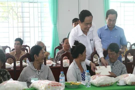 Ủy ban MTTQ VN trao quà Tết bà con Cần Thơ, Hậu Giang