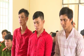 Nhậu say, đốt xe, đuổi đánh công an