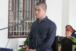 Thanh niên ôm người yêu tưới xăng tự thiêu