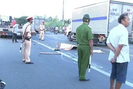 Thanh niên ngã xuống đường, bị xe đầu kéo cán qua