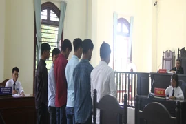 Nhóm thiếu niên đập phá gánh lô tô vì không xin được tiền