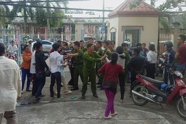Gia đình bị cáo, bị hại đánh nhau náo loạn tại sân tòa 