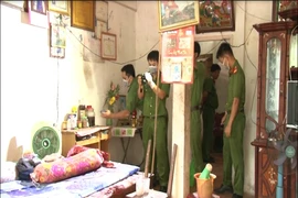 Đang đi cấp cứu, nghịch tử quay về nhà giết cha mẹ