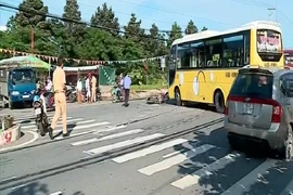 Qua đường, người đàn ông bị xe khách tông tử vong