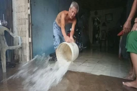 Cận cảnh người dân Cần Thơ bị nước ngập 'tấn công' 