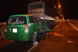 3 người trên taxi tử vong sau cú tông vào xe tải đang dừng