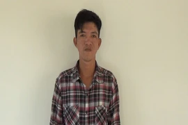 Vờ phát gạo từ thiện lừa vé số của người khuyết tật