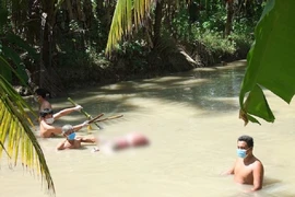 Thi thể 1 phụ nữ bị trói 2 chân dưới mương nước