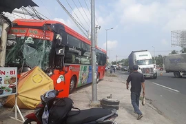 Sau va chạm 2 ô tô, xe khách lao lên vỉa hè tông gãy trụ điện