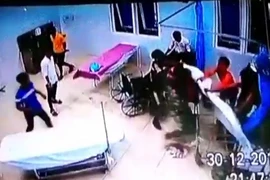 Xông vào trụ sở xã đập phá, truy sát người