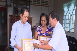 Khen thưởng bà nội trợ và ông nông dân trả lại 120 triệu đồng