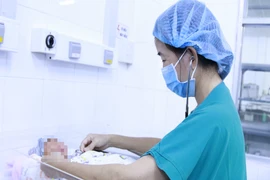 Nhân viên y tế kiểm tra sức khỏe bé gái