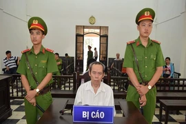 Mẹ gửi con gái nhầm cho lão 'yêu râu xanh'