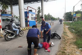 Tông thanh chắn trạm thu phí, cô gái bất tỉnh