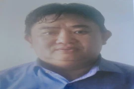 Vượt không được, vác gậy đánh nhiều người trong ô tô