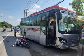 Xe khách tông 2 xe máy trên Quốc lộ 91 Cần Thơ