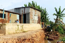 An Giang di dời khẩn cấp nhiều căn nhà do sạt lở bờ sông