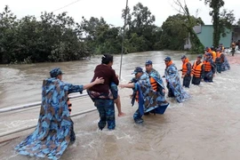 Vùng 5 Hải quân giúp dân Phú Quốc vượt đại hồng thủy