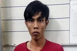 Chục trai trẻ sập bẫy tìm thanh niên 'phục vụ tình dục quý bà'