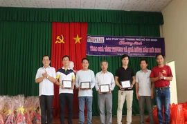 Báo Pháp Luật TP.HCM tặng quà tết cho bà con Tân Nhuận Đông