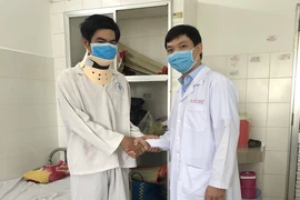 ĐBSCL: Lần đầu phẫu thuật thay đĩa đệm nhân tạo cột sống cổ 