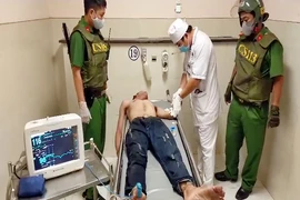 Nghi ngáo đá tự gây thương tích, chống trả công an