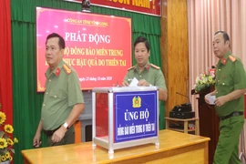Công an Vĩnh Long và Đồng Tháp góp hơn 1 tỉ gửi miền Trung