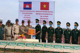Biên phòng An Giang trao quà cho người dân Campuchia bị lũ lụt