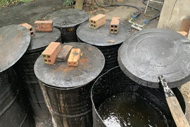 Một cơ sở mua nhớt thải về nấu thành dầu dung dịch phụ gia
