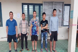 Năm người nhập cảnh được phát hiện trên xe buýt. Ảnh: LĐ