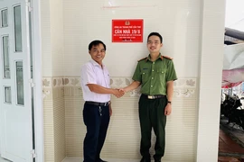Pháp Luật TP.HCM bàn giao nhà nghĩa tình chiến sĩ ở Cần Thơ