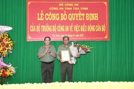 Thiếu tướng Bùi Văn Quyền, Phó Cục trưởng Cục Tổ chức cán bộ đã trao quyết định điều động cho Thiếu tướng Kiên Rịnh. Ảnh: CA
