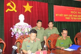 Đại tá Bùi Bé Năm, Phó Giám đốc Công an tỉnh An Giang (phải) và Đại tá Vũ Thành Thức, Phó Giám đốc Công an TP Cần Thơ ký quy chế phối hợp. Ảnh: HD
