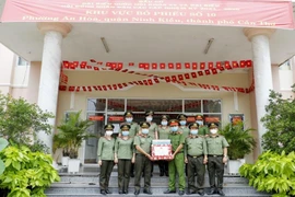 Công an Cần Thơ tặng khẩu trang cho lực lượng bảo vệ bầu cử
