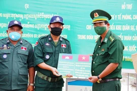 Biên phòng An Giang hỗ trợ vật tư chống COVID-19 cho Campuchia