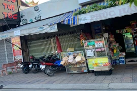 Các xe bán thức ăn, uống nhỏ lẻ lề đường. Ảnh: HD