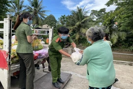 Công an An Giang trao 170 tấn gạo cho người dân khó khăn