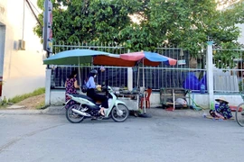 Người bán hàng rong thời điểm chưa giãn cách xã hội. Ảnh: HD
