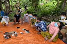 Nhóm người sử dụng bộ đàm lên núi đánh bạc