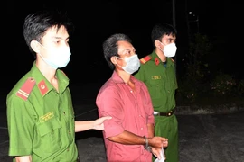 Công an áp giải Nguyễn Thanh Bình.