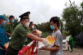 Công an An Giang hỗ trợ 200 tấn gạo cho người khó khăn do COVID-19