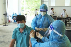 Trà Vinh tiến hành tiêm vaccine cho các công nhân