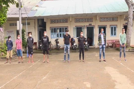 Tạm giữ 8 thanh thiếu niên nổ súng đuổi nhau náo loạn đường phố