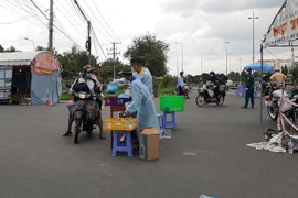 Công an Vĩnh Long hỗ trợ cơm, nước cho công dân về quê tự phát