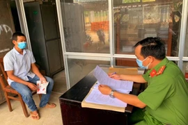 Công an tống đạt quyết định khởi tố bị can Lâm Ngọc Nhí. Ảnh: CACC