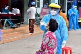 Nhiều F0 trong cộng đồng, TP Vĩnh Long chỉ cho bán hàng mang đi