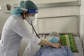Hi hữu: Hạt sapoche nằm trong phế quản người đàn ông suốt 26 năm
